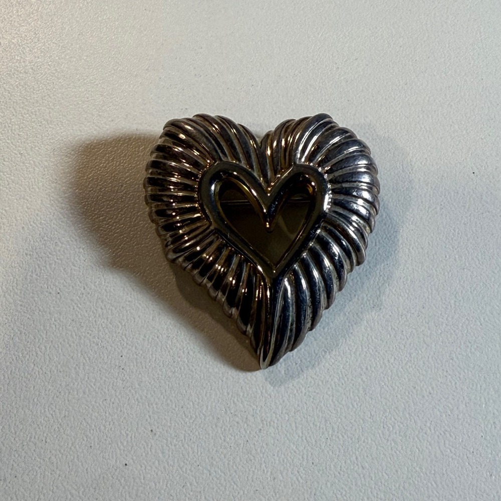 Vintage Rose Heart Brooch Pin Ribbed Silver Tone Romantic‎ Jewelry